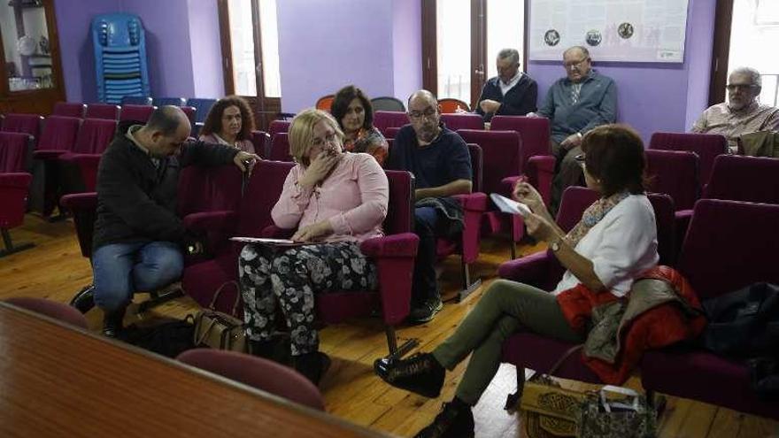 Asistentes a la reunión de la federación vecinal. // R. Grobas