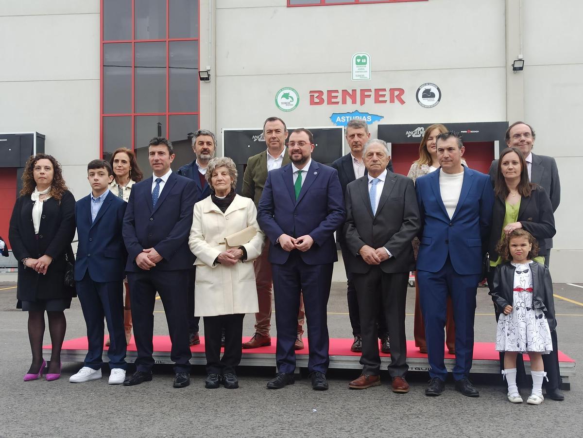 Responsables de la empresa, fundadores y familiares, ayer, junto a las autoridades asistentes, en el exterior de las instalaciones de Benfer.