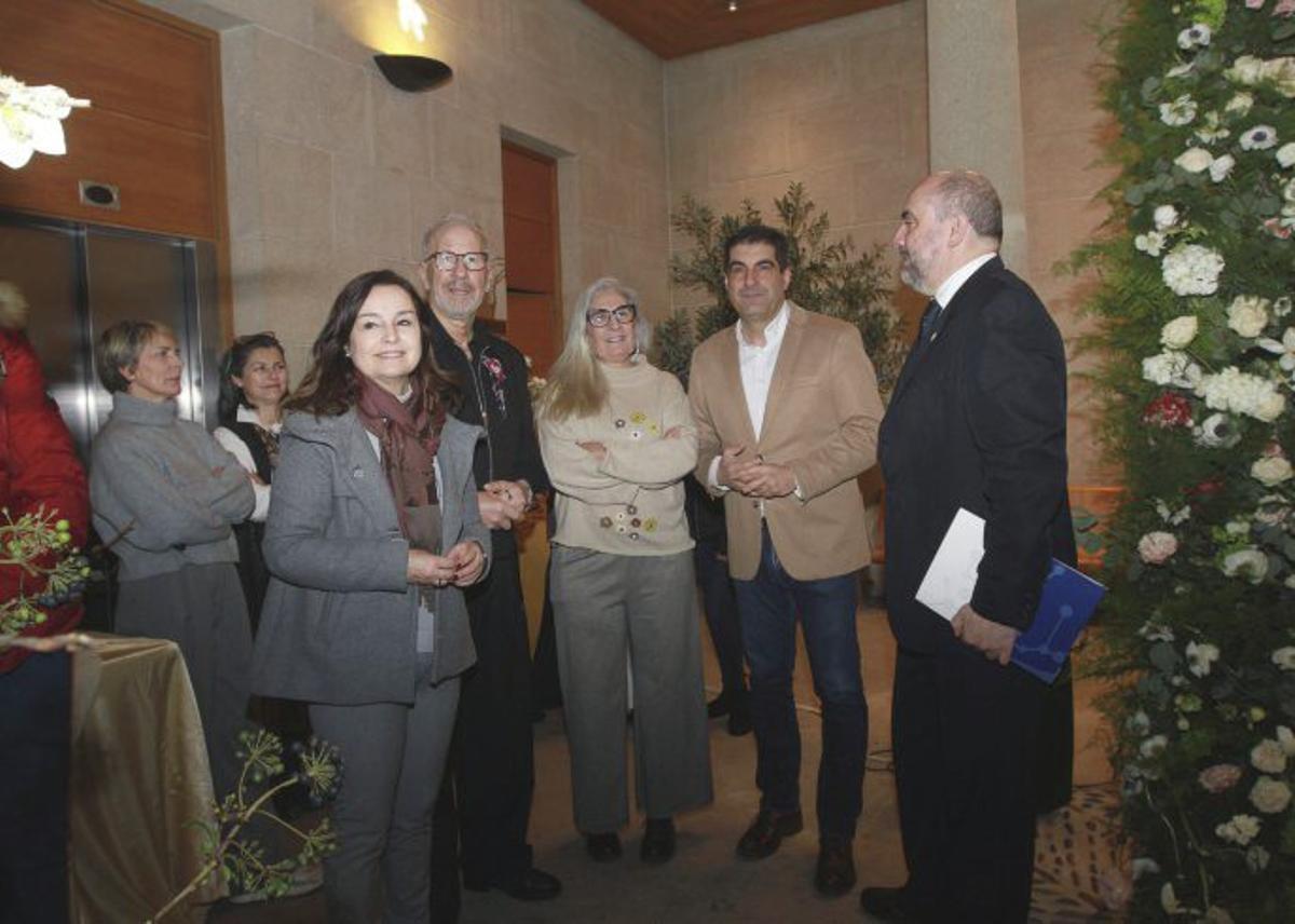 Las autoridades admiran el trabajo realizado.