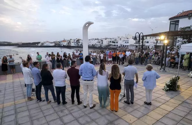 Ofrenda floral en memoria de los fallecidos en el JK5022