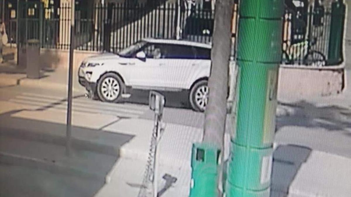 El coche que conducía la mujer, captado por una cámara de seguridad.