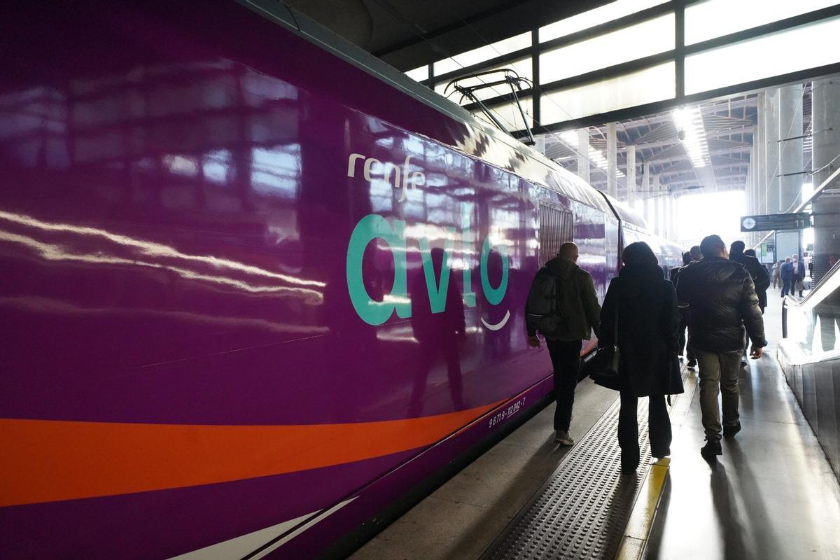 El primer AVE low cost Avlo sale de Madrid con destino València