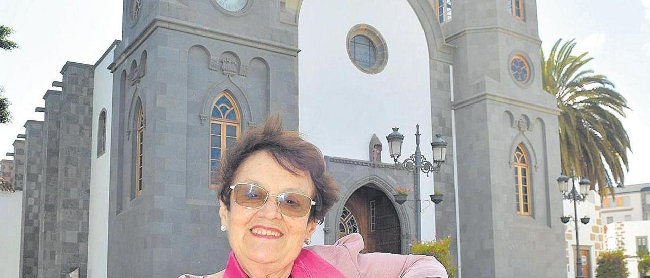 Mari Carmen Hernández frente a la basílica de San Juan, donde pregonará las fiestas de El Cristo