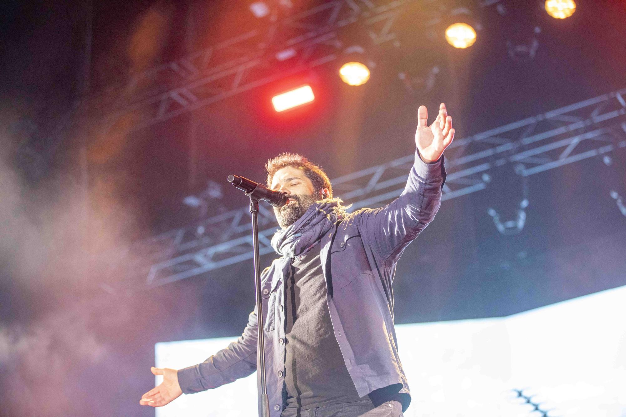 Miles de personas desafían al frío para ver el concierto de Antònia Font en Palma