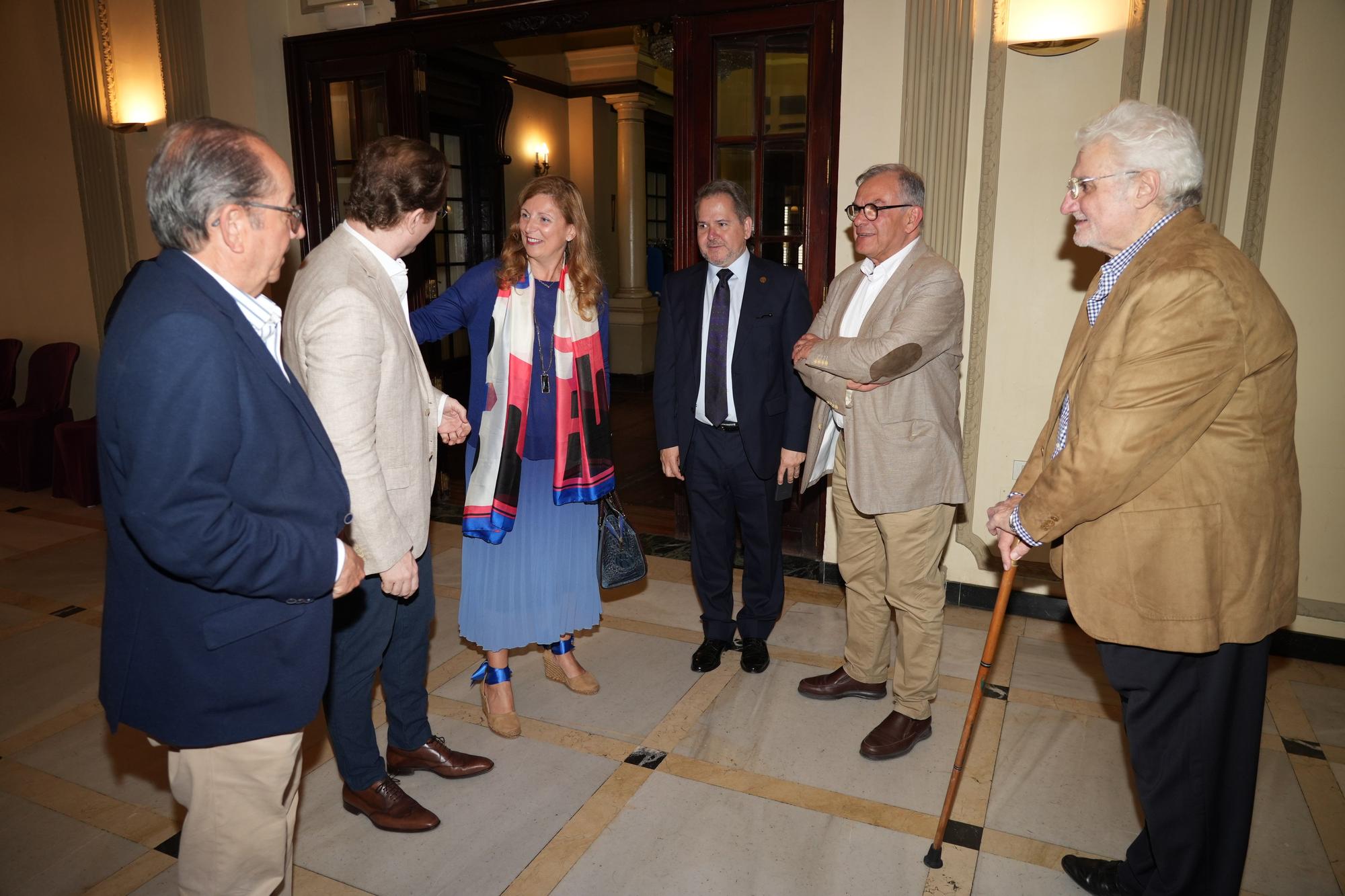 El pintor Forner entrega su retrato al maestro Tebar en el Casino Antiguo de Castelló