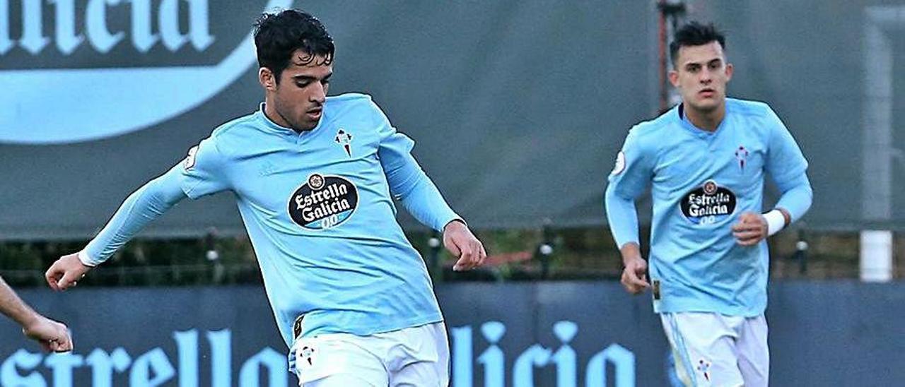 Alberto Solís, en primer término, da un pase con el Celta B. | Marta G. Brea