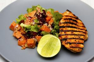 Un plato de pollo a la plancha con verduras y quinoa. 