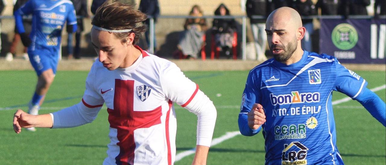 David García, jugador de la SD Huesca B, intentando zafarse de Samuel Cardo.