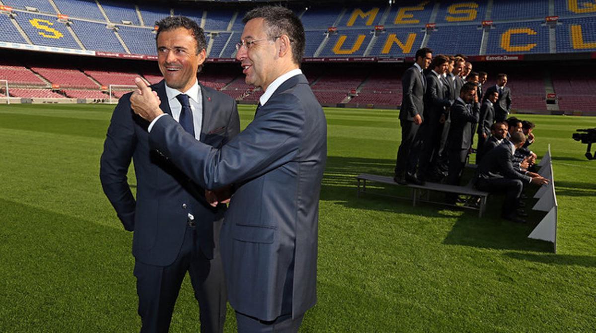 Luis Enrique y Bartomeu conversan durante la sesión de fotos.