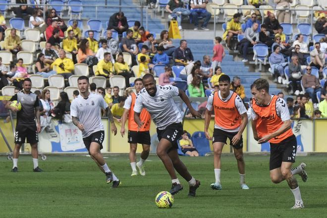 La UD Las Palmas entrena a puerta abierta para sus aficionados