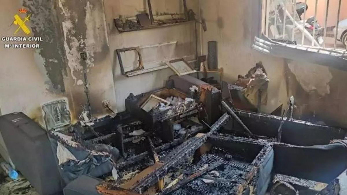 Imagen del incendio provocado en la vivienda de una anciana en Gines / GUARDIA CIVIL