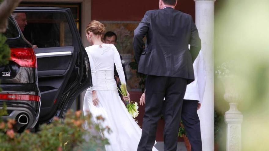 La novia, Andrea Pascual, llega al domicilio de la infanta Pilar de Borbón, en la urbanización de Puerta de Hierro, donde contrajo matrimonio civil con su hijo menor, Beltrán Gómez-Acebo.