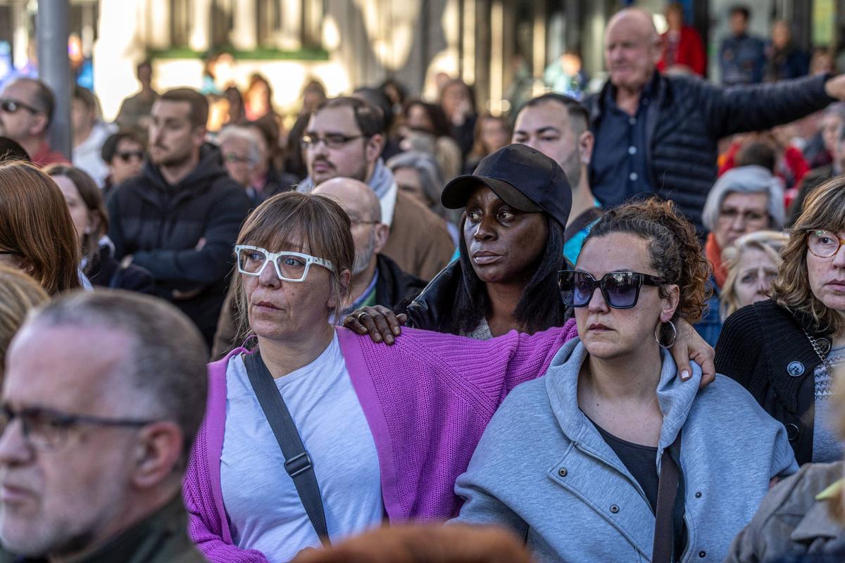 Concentración contra la violencia vicaria por el asesinato de una vecina del Prat del Llobregat de 43 años y de sus dos hijos de 8 años, presuntamente a manos de su marido.