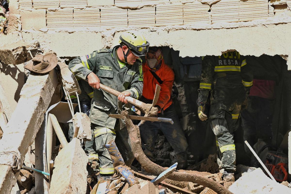 Equipos de rescate trabajan buscan desaparecidos tras una avalancha en Quetame, Colombia