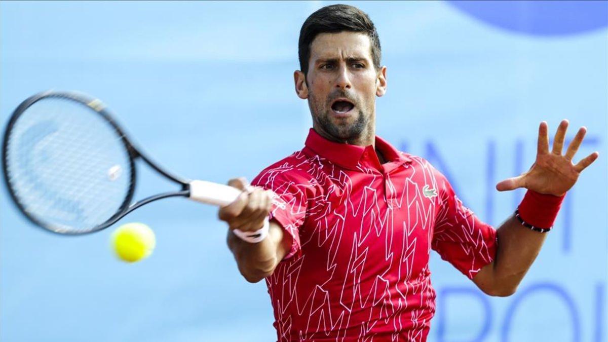 Djokovic trabaja en pista dura