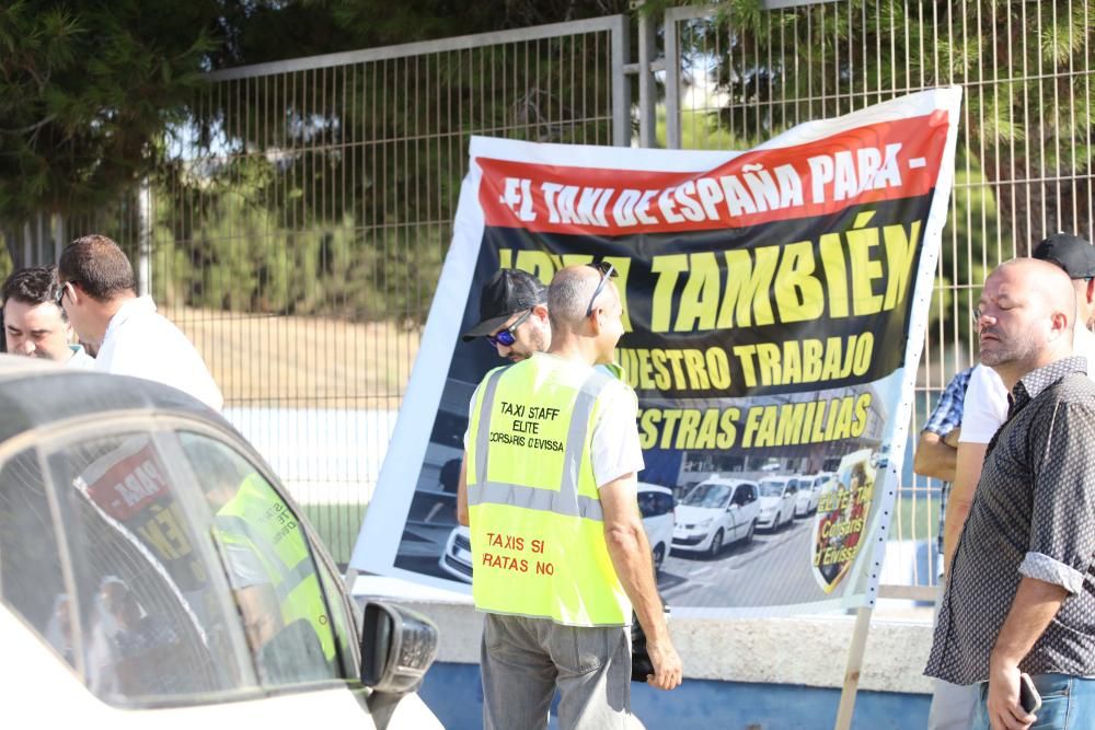 Un centenar de taxis de Ibiza paran para protestar por las licencias VTC