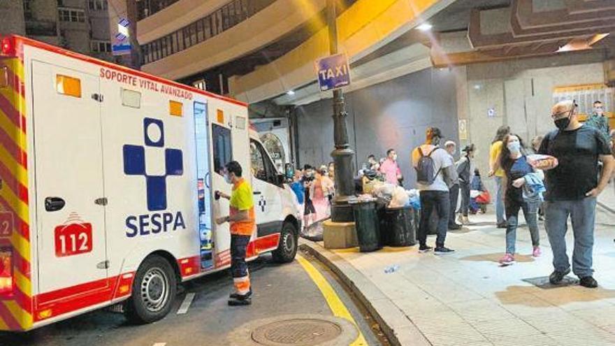 Servicios sanitarios antes de trasladar a la mujer al hospital, el sábado por la noche, en Oviedo.