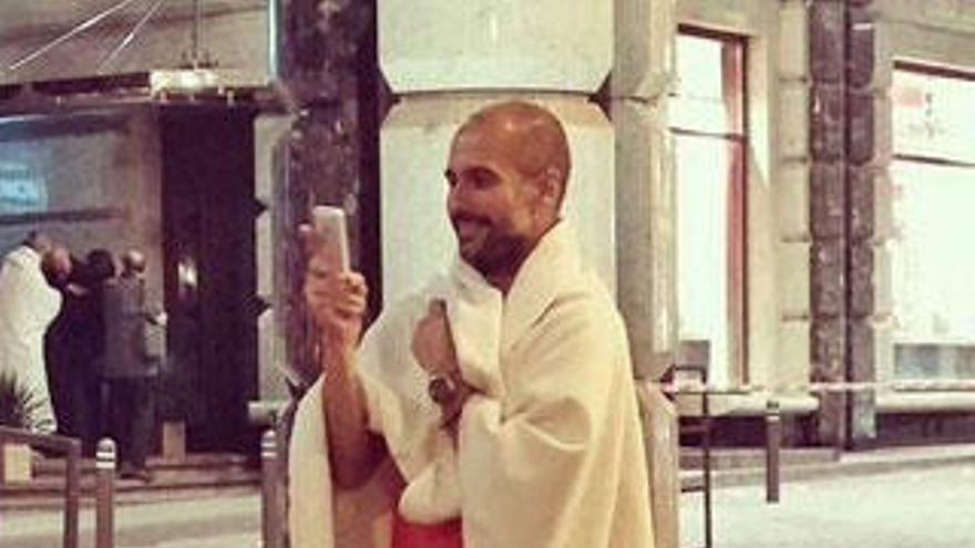 Pep Guardiola saca una fotografía al ser desalojado.