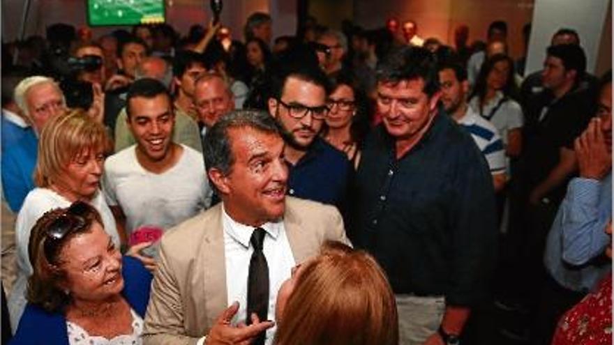 Joan Laporta va inaugurar ahir la seu de la seva candidatura davant d&#039;un nombrós públic.