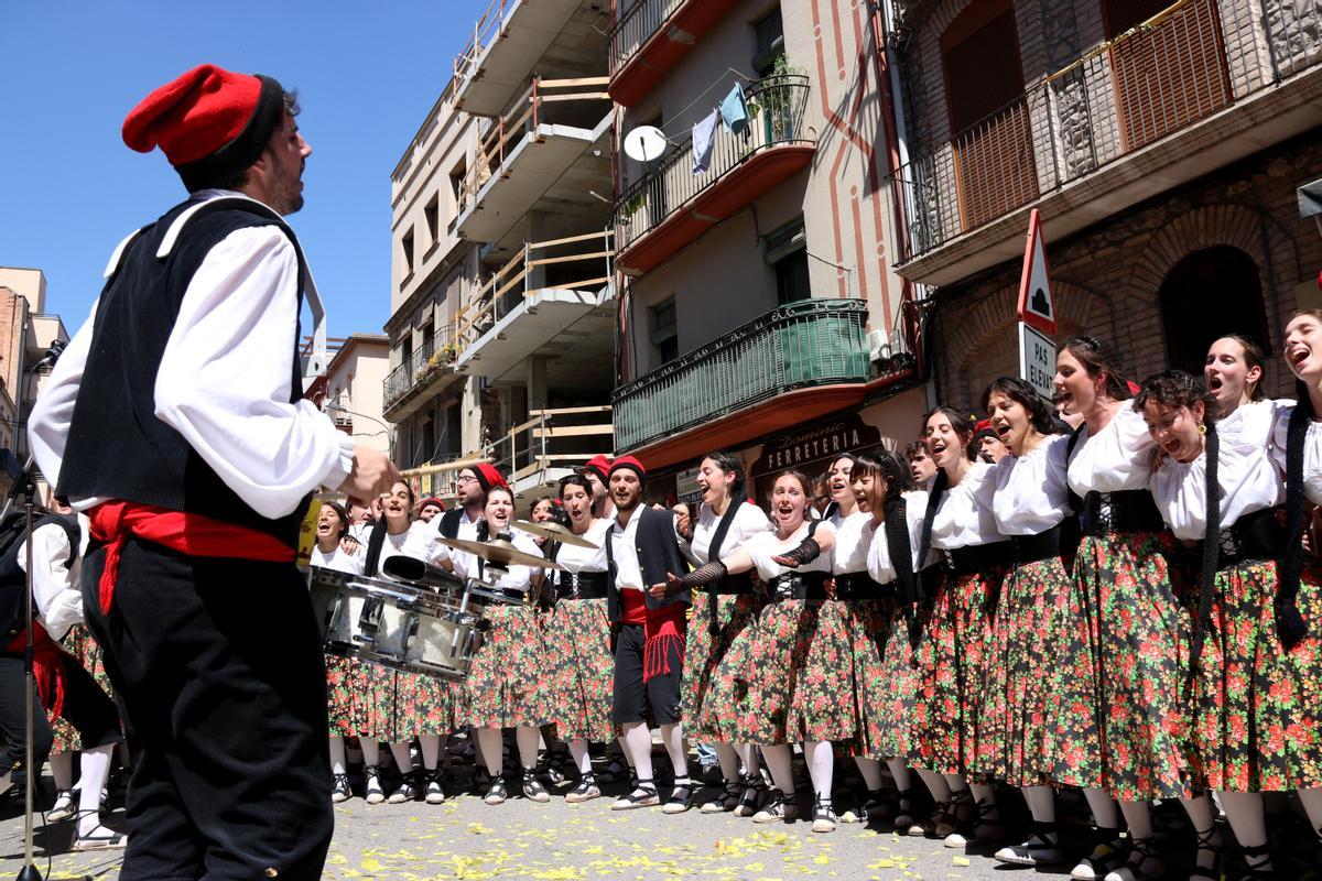 Las tradicionales Caramelles de Súria han vuelto a la calle en la celebración de este Domingo de Pascua.