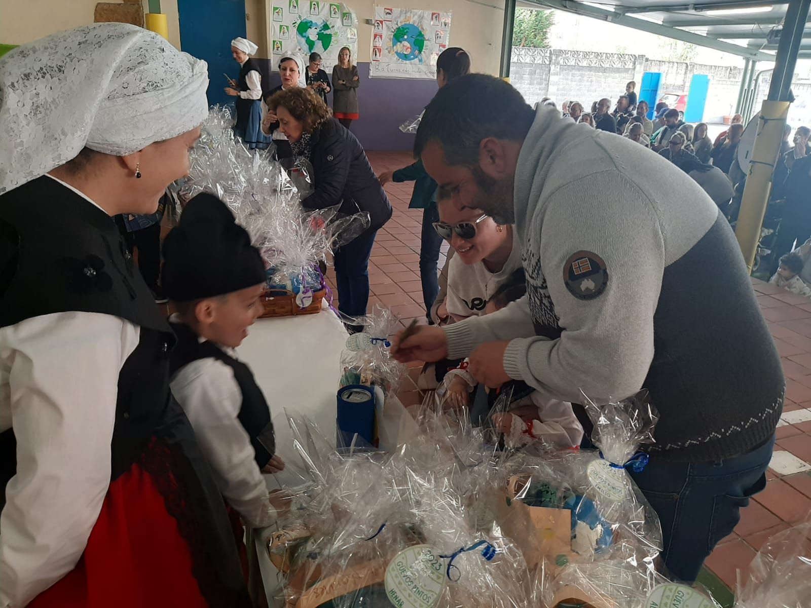 Los aldeaninos del Peña Careses adelantan los Güevos Pintos: así ha sido su mercadillo escolar solidario