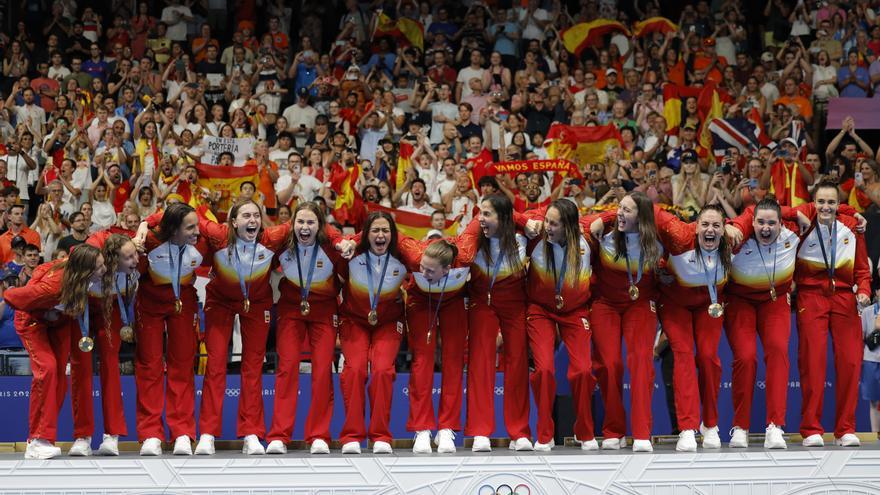 Así ha sido la emocionante celebración de la selección femenina de waterpolo tras ganar su primer oro olímpico