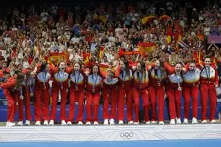 Así ha sido la emocionante celebración de la selección femenina de waterpolo tras ganar su primer oro olímpico