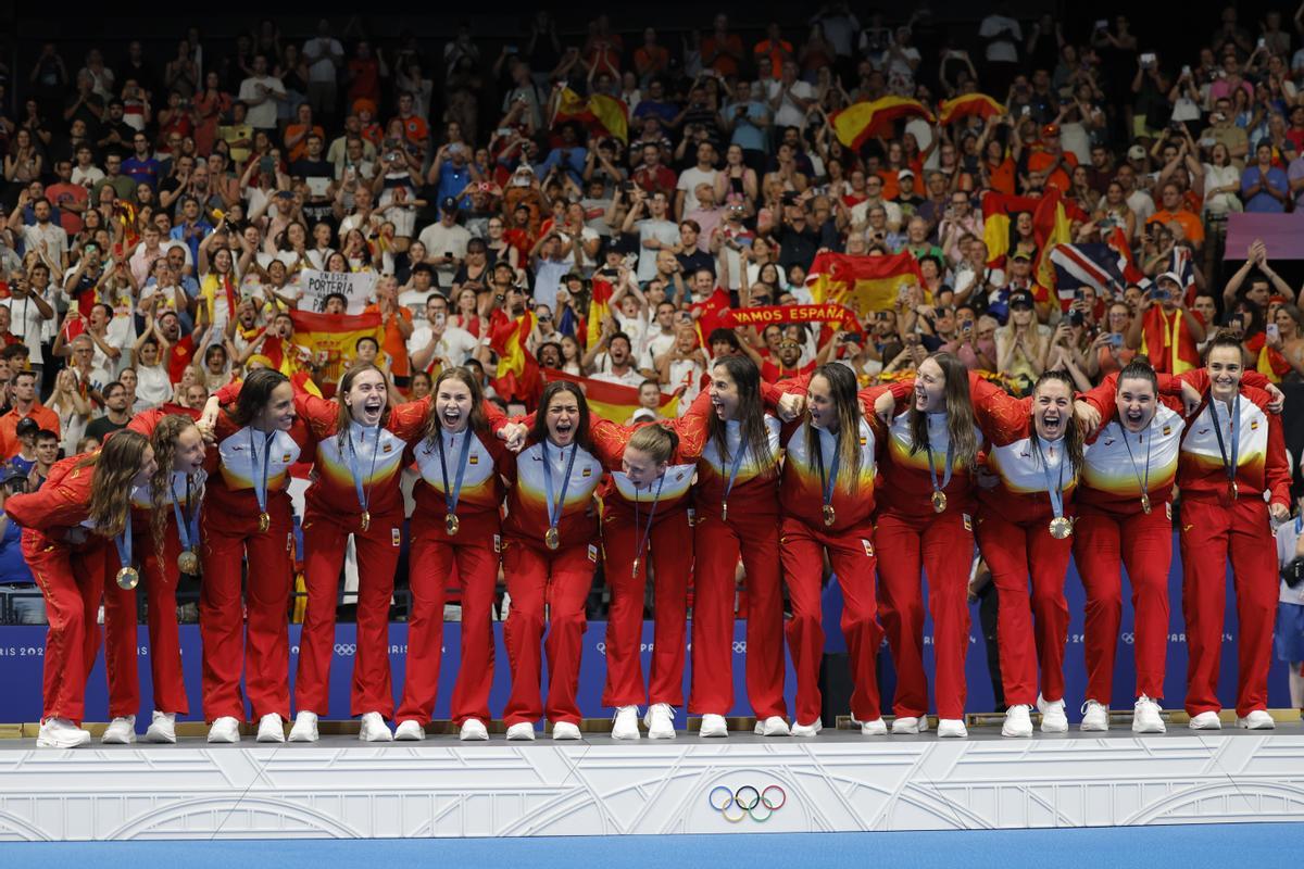 Así ha sido la emocionante celebración de la selección femenina de waterpolo tras ganar su primer oro olímpico