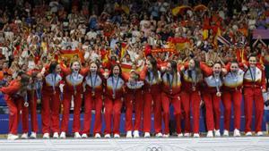 Así ha sido la emocionante celebración de la selección femenina de waterpolo tras ganar su primer oro olímpico