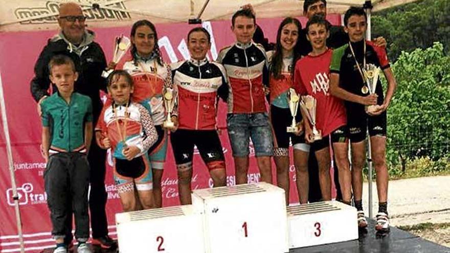 Podio general del Campeonato de Mallorca de base de BTT disputado ayer en Bunyola.