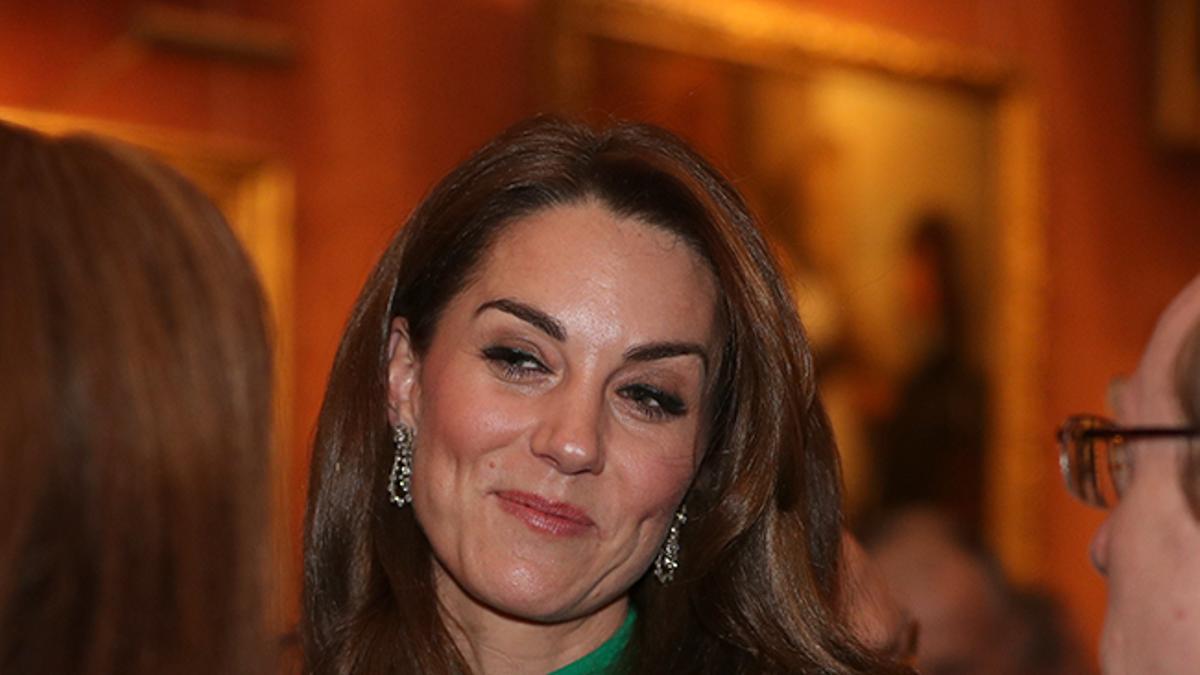 Kate Middleton charlando animadamente con los invitados al palacio de Buckingham