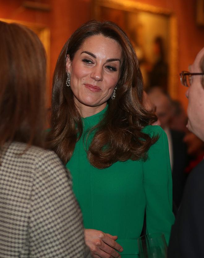 Kate Middleton charlando animadamente con los invitados al palacio de Buckingham