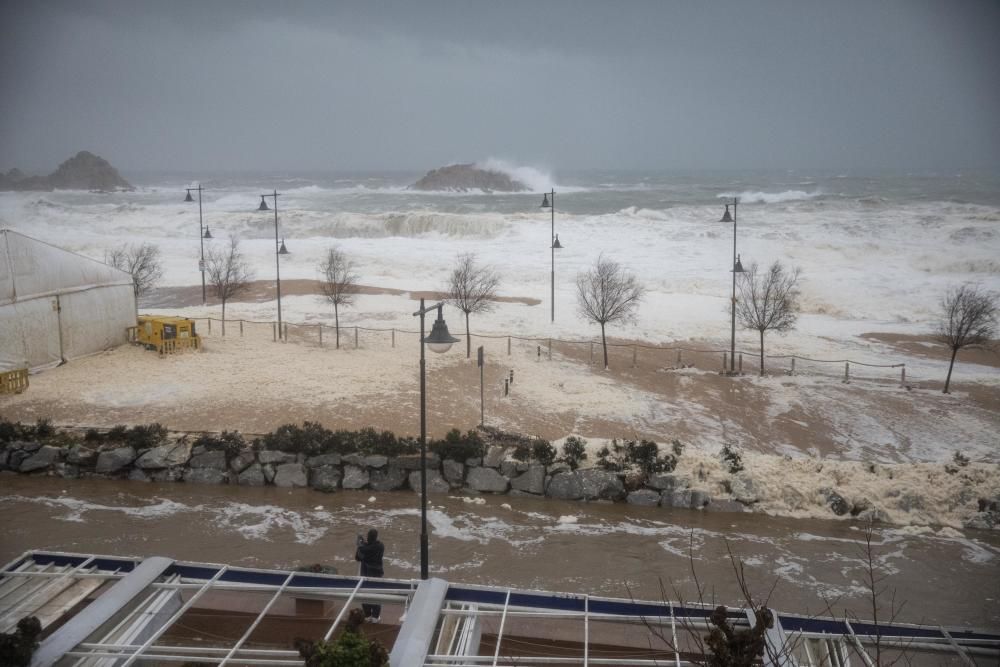 El temporal omple d'escuma de mar carrers de Tossa de Mar