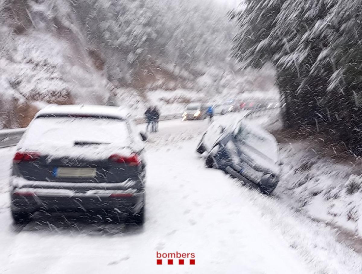 Cotxes atrapats a la C-462, a Navès