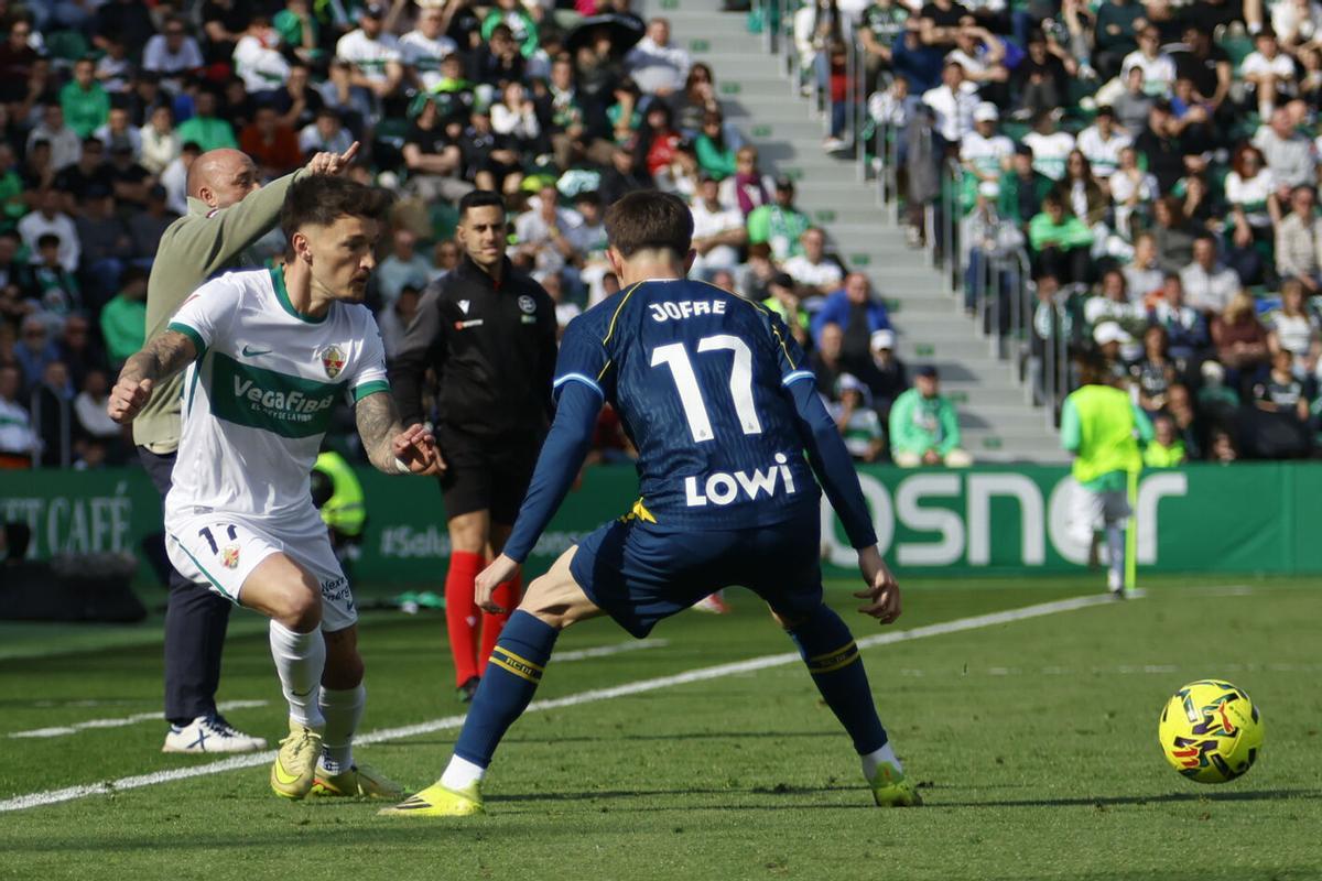 El delantero del RCD Espanyol Jofre Carreras y el centrocampista del Elche José Antonio Ferrández, durante el partido de la jornada 26 de LaLiga entre el Elche y el RCD Espanyol.