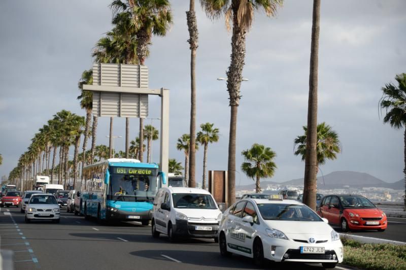 Las Palmas de Gran Canaria. RETENCIONES AVENIDA MARITIMA.  | 22/04/2019 | Fotógrafo: José Carlos Guerra