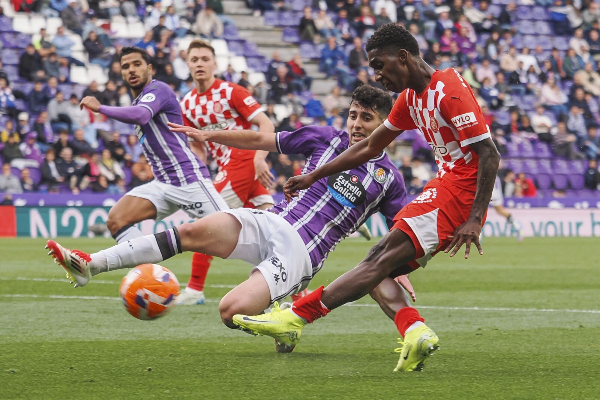 VALLADOLID 13/05/2025.- El delantero colombiano del Girona Yáser Asprilla (d) remata a portería durante el partido de LaLiga entre el  Real Valladolid y el Girona, este martes en el estadio José Zorrilla. EFE/R. GARCIA.