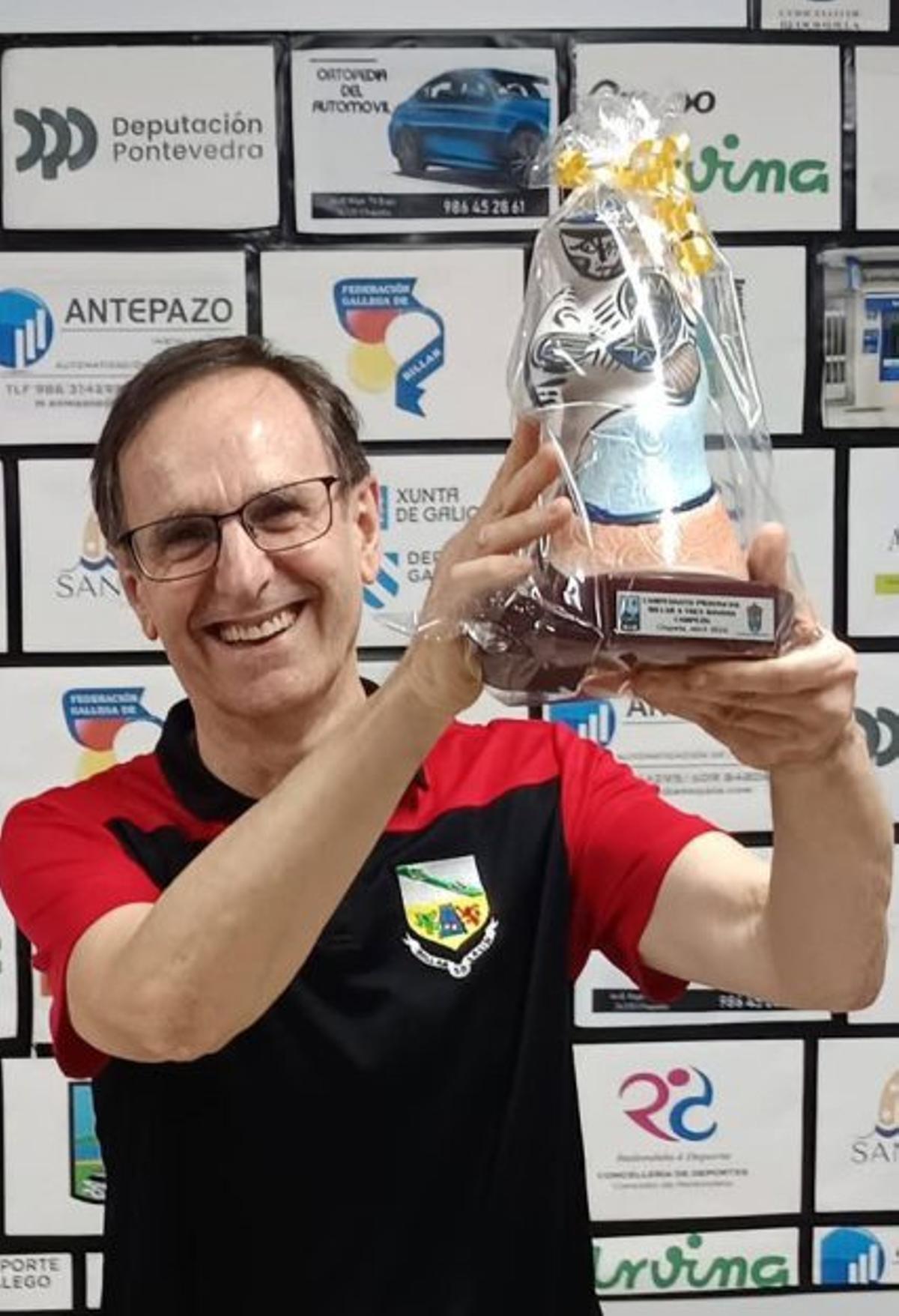 Antonio Fuentes y su trofeo.