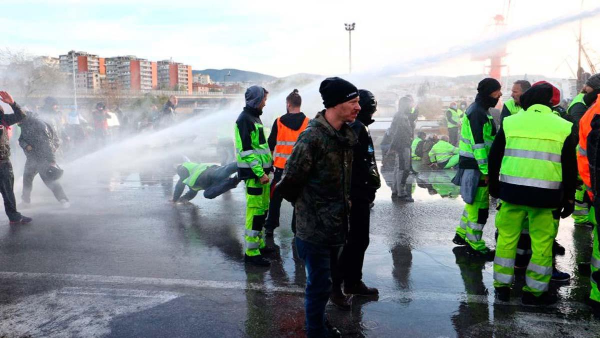 La policia desallotja amb canons d’aigua la protesta contra el passaport Covid a Trieste