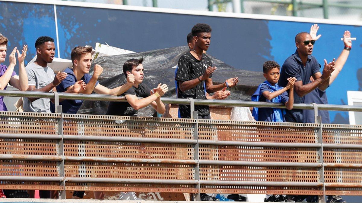 Ansu Fati, con Shane y Patrick Kluivert durante el partido del Juvenil A del Barça ante el Girona