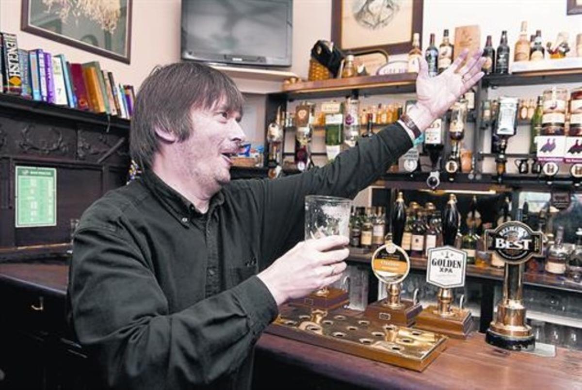 L’escriptor escocès Ian Rankin, a l’Oxford Bar d’Edimburg, un dels llocs emblemàtics de les seves novel·les sobre l’inspector John Rebus.