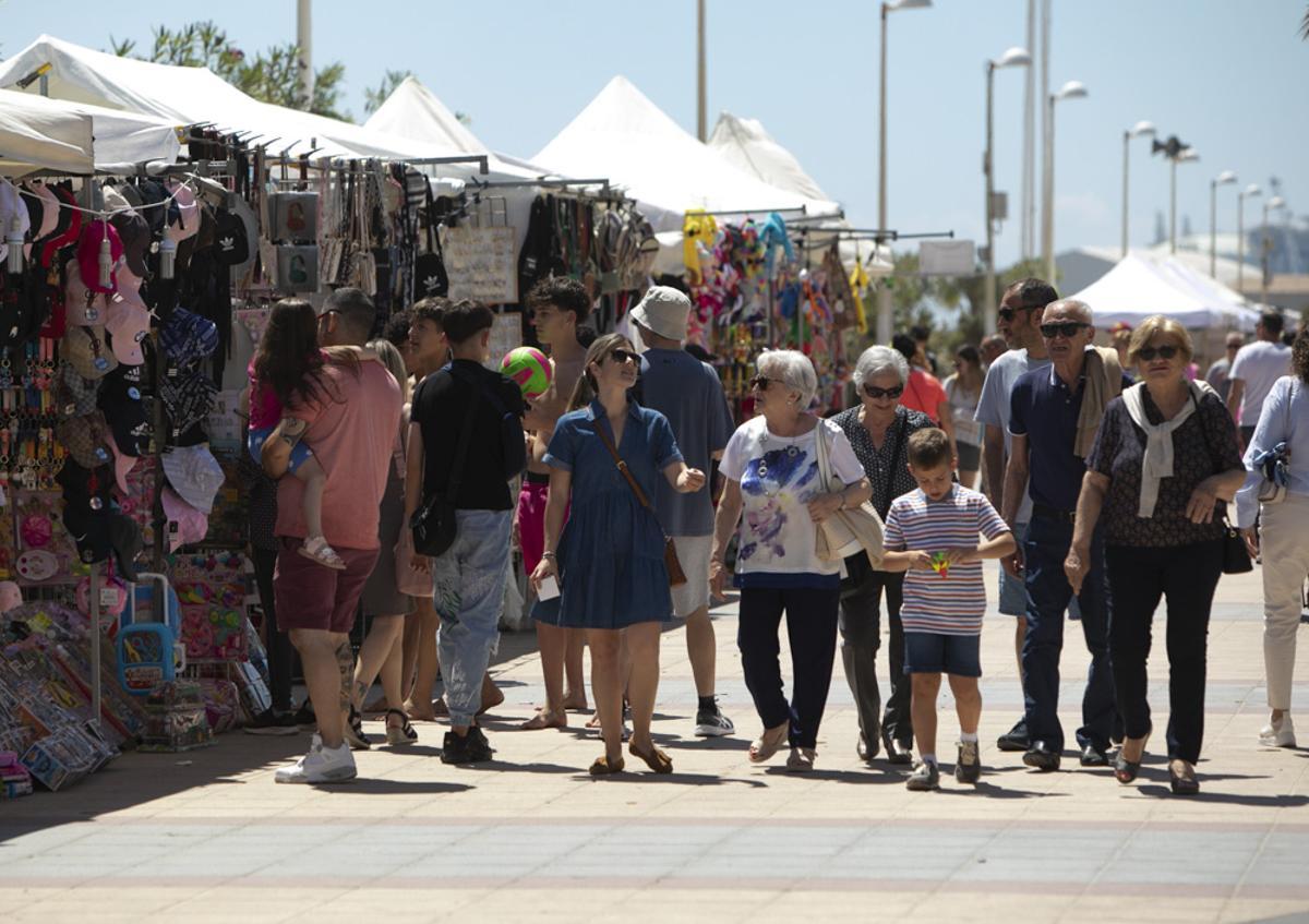 El puente y las altas temperaturas hacen que parezca agosto en la playa del Port de Sagunt
