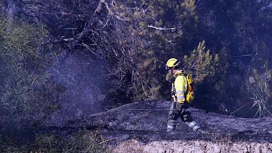 Un incendio obliga al desalojo de tres familias en una urbanización