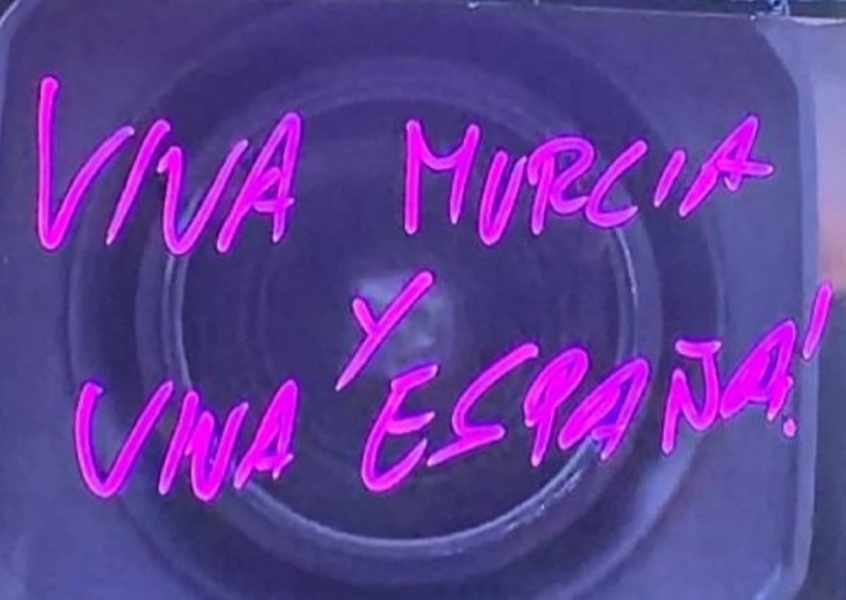 Firma de Alcaraz en una cámara de televisión tras clasificarse a las semifinales del Masters 1.000 de Madrid