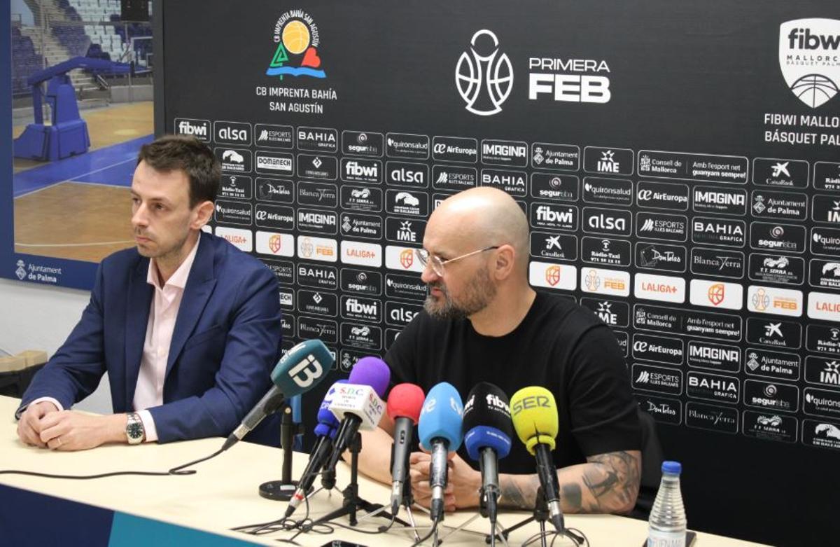 Martí Vives, junto a Juan Carlos Boscana, durante la rueda de prensa en Son Moix.