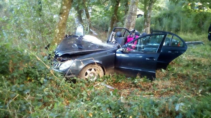 El vehículo siniestrado en la N-525 en Catasós.