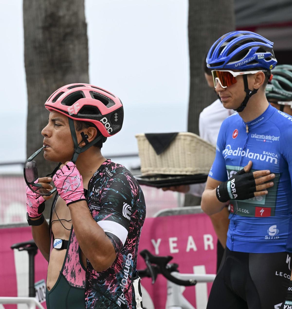 Diamante (Italy), 13/05/2022.- Ecuadorean rider Jonathan Caicedo (L) of the EF Education Easypost team and German rider Lennard Kaemna (R) of the Bora-Hansgrohe team wearing the best climber’s blue jersey prepare for the start of the 7th stage of the 105th Giro d’Italia cycling tour over 196km from Diamante to Potenza, Italy, 13 May 2022. (Ciclismo, Italia) EFE/EPA/MAURIZIO BRAMBATTI