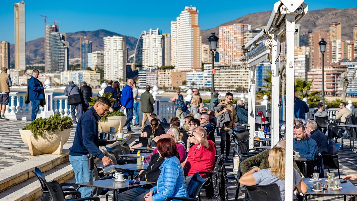 Turistas en una terraza de Benidorm en una foto de archivo.