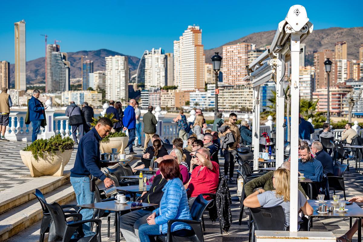 Turistas en una terraza de Benidorm en una foto de archivo.