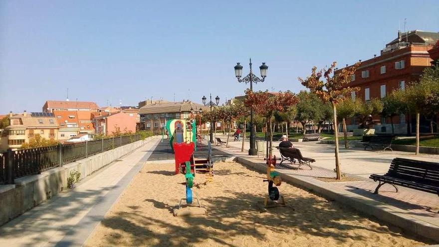 Con las nuevos juegos, el arenero del parque infantil de La Mota desaparecerá.